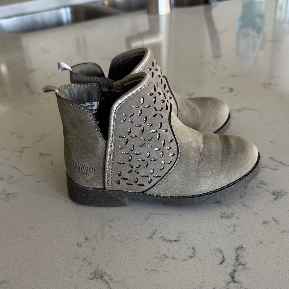 OshKosh B'gosh Estell toddler fashion ankle boots taupe/grey eyelet details 8M